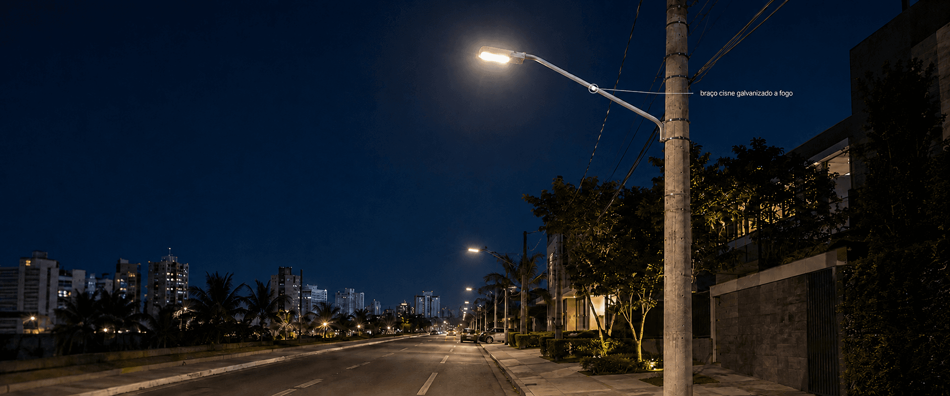 Braço Cisne galvanizado a fogo instalado em poste, iluminando uma via residencial à noite