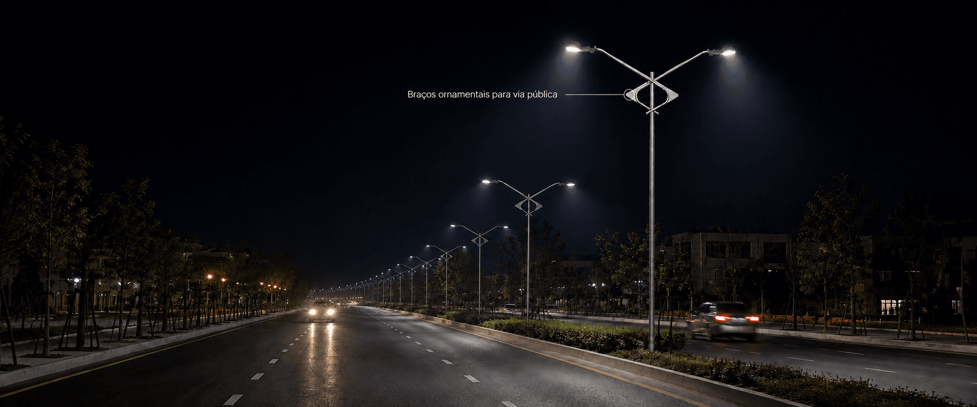 Avenida com braços ornamentais duplos instalados em postes, iluminando as duas pistas à noite