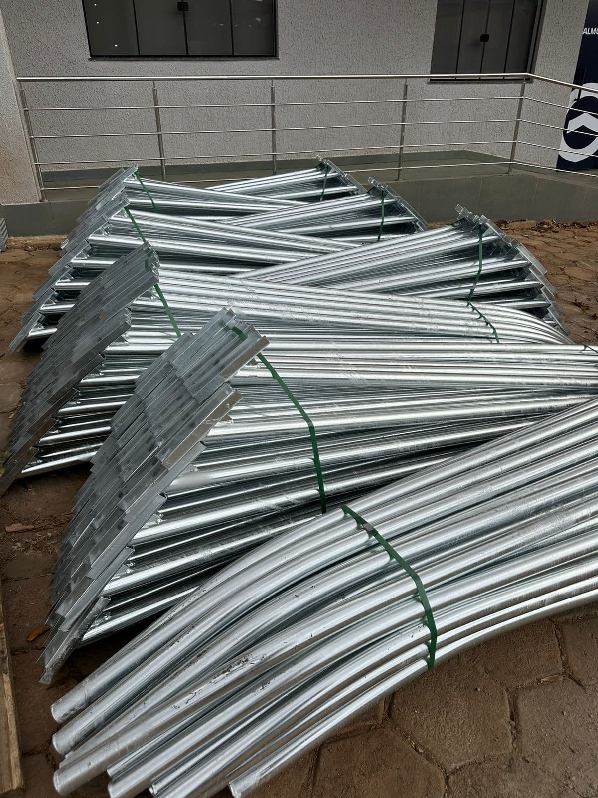 Braços curvos galvanizados prontos para entrega