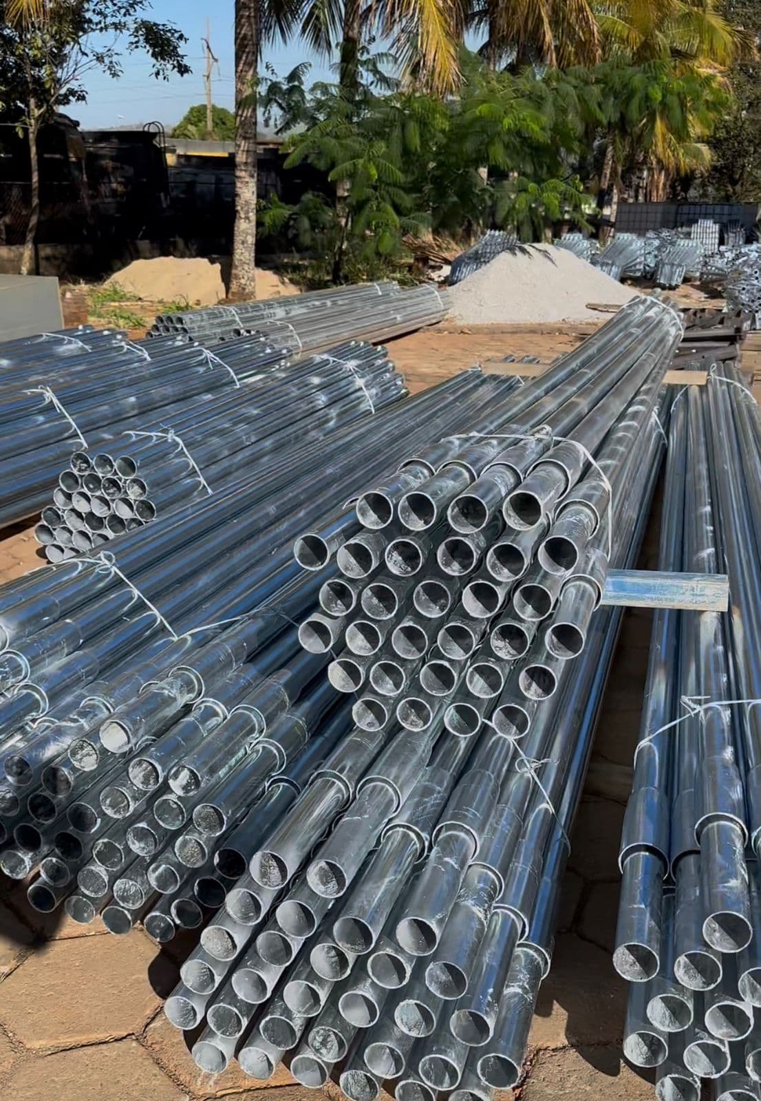 Pátio externo com tubos galvanizados estocados